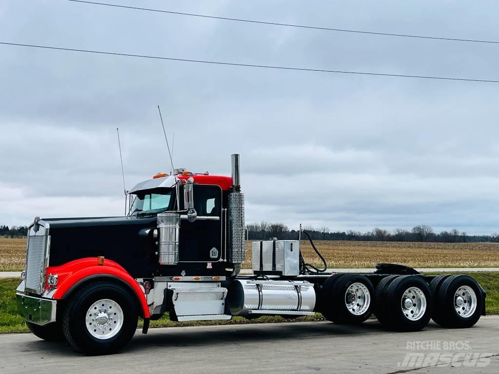 Kenworth W 900 Conventional Trucks / Tractor Trucks
