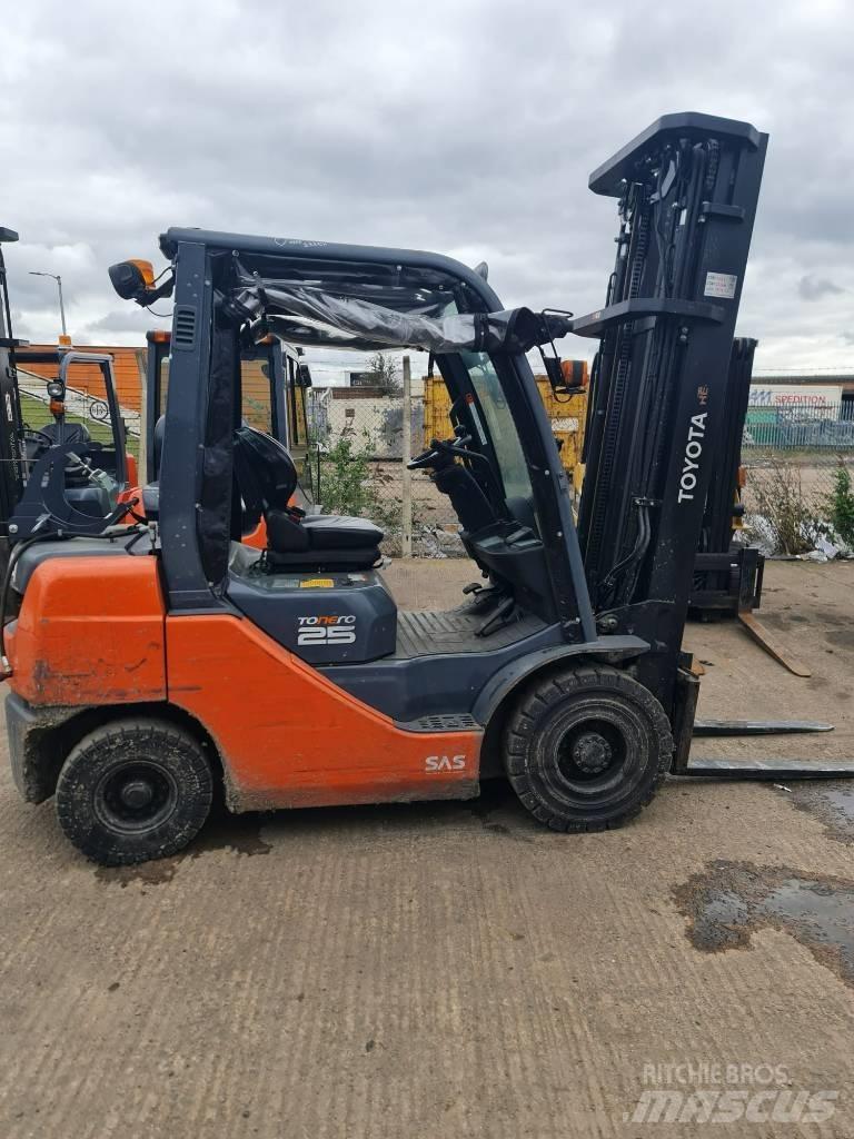 Toyota 02-8 FGF 25 LPG trucks