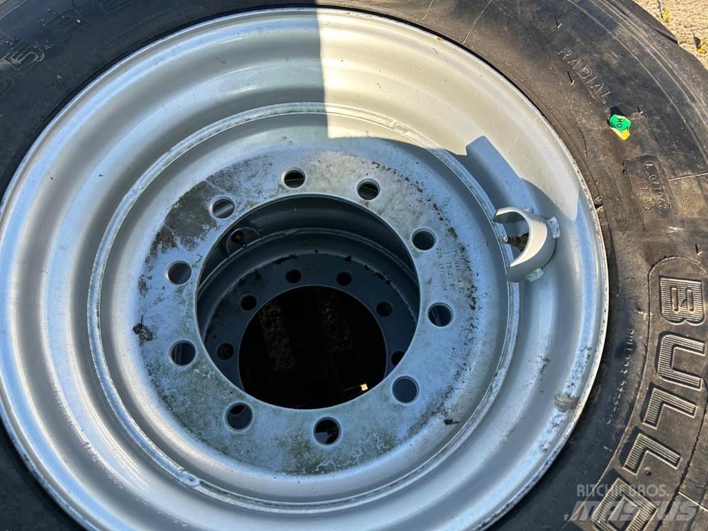  385X65X22.5 Tires, wheels and rims