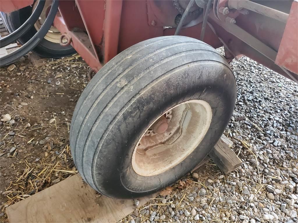 Hesston 4650 Round Balers