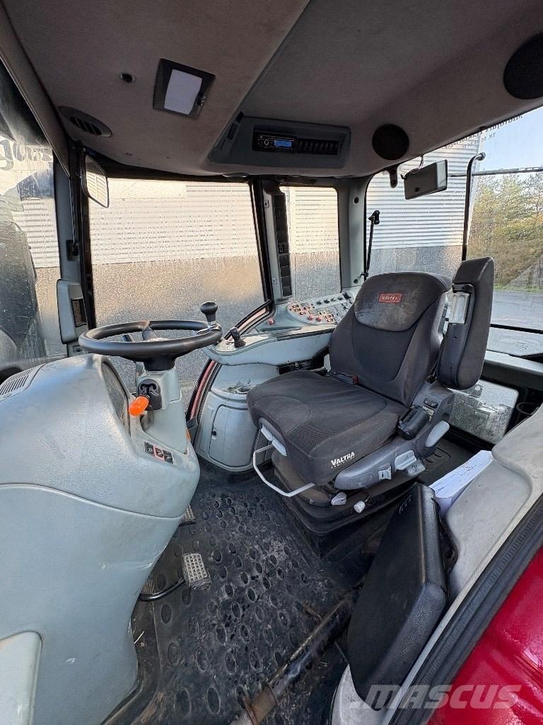 Valtra N 143 Tractors
