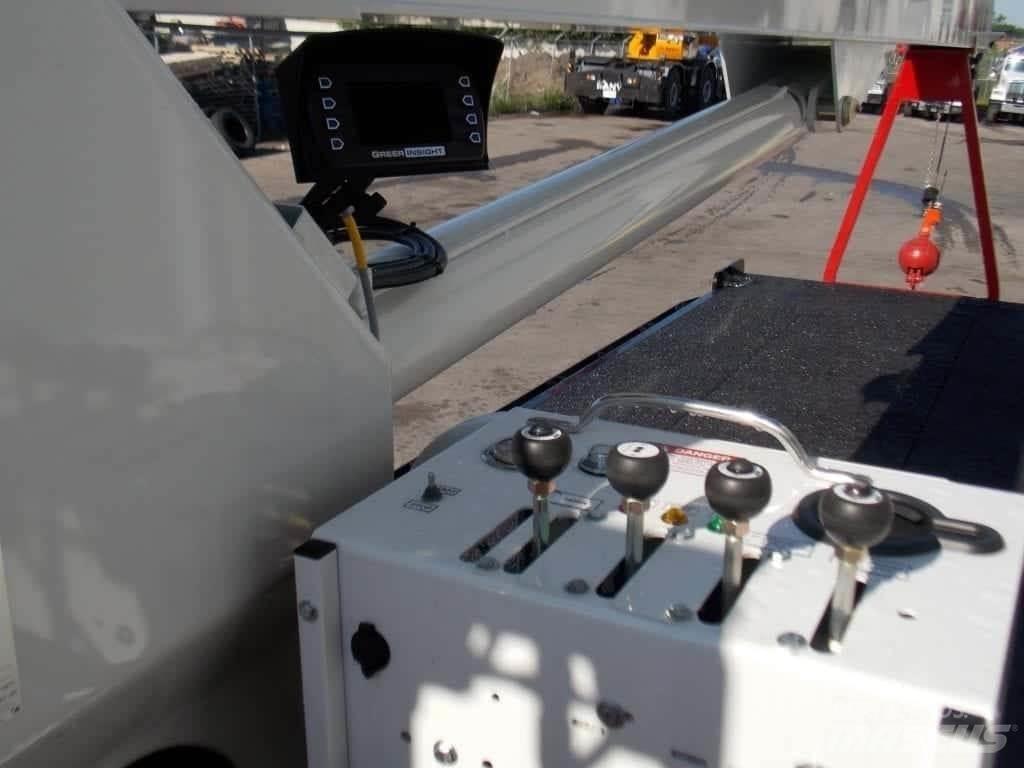 Elliott 30105 Boom / Crane / Bucket Trucks