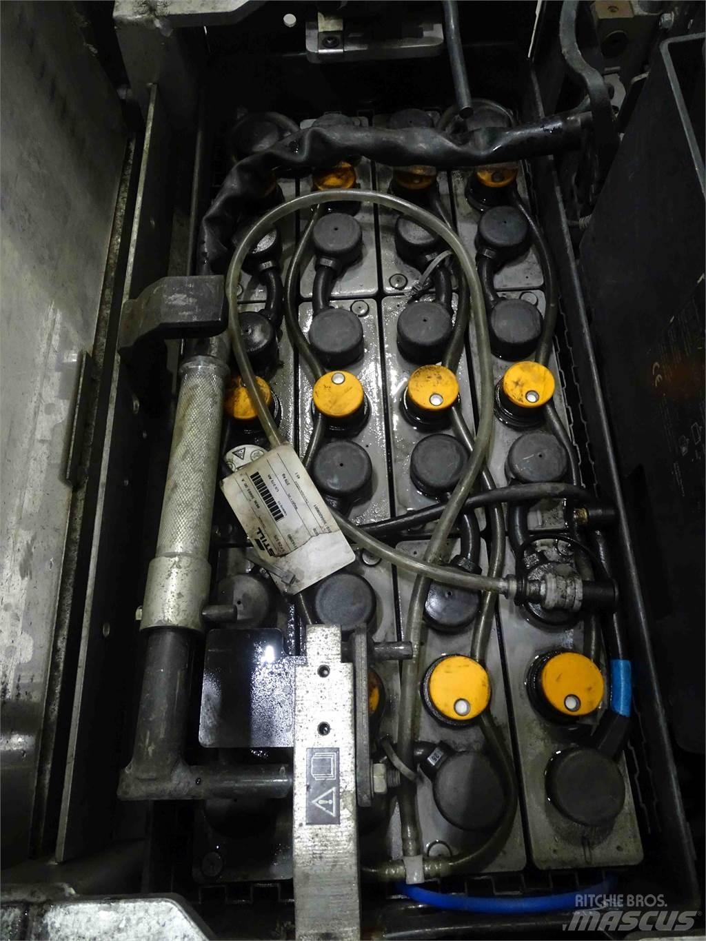 Still EXD-SF20 Pedestrian stacker