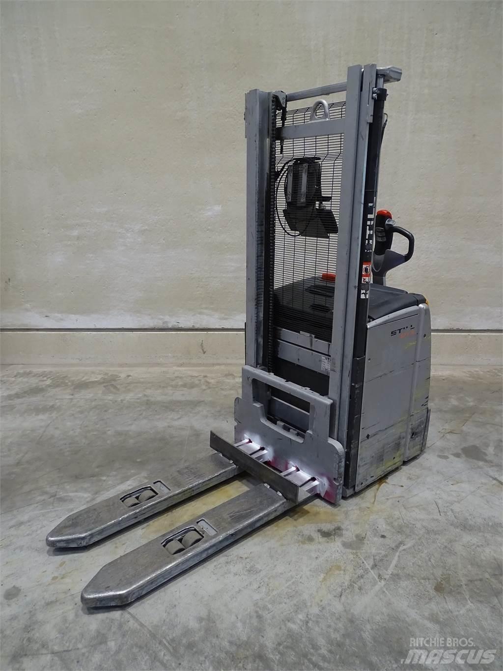 Still EXV-16 Pedestrian stacker
