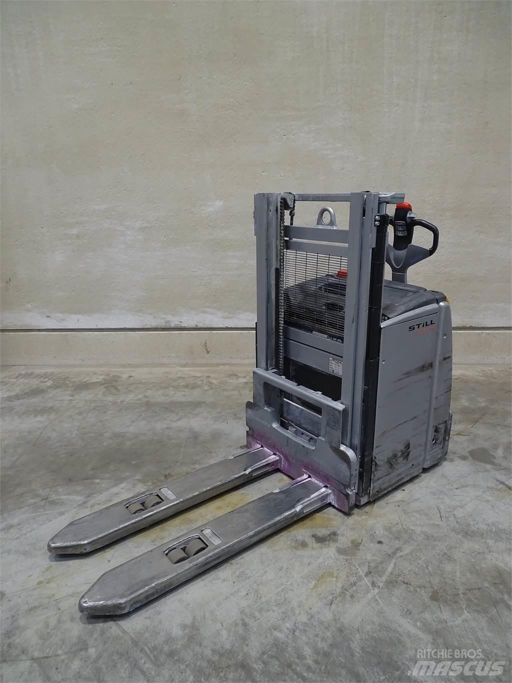 Still EXV-16 Pedestrian stacker