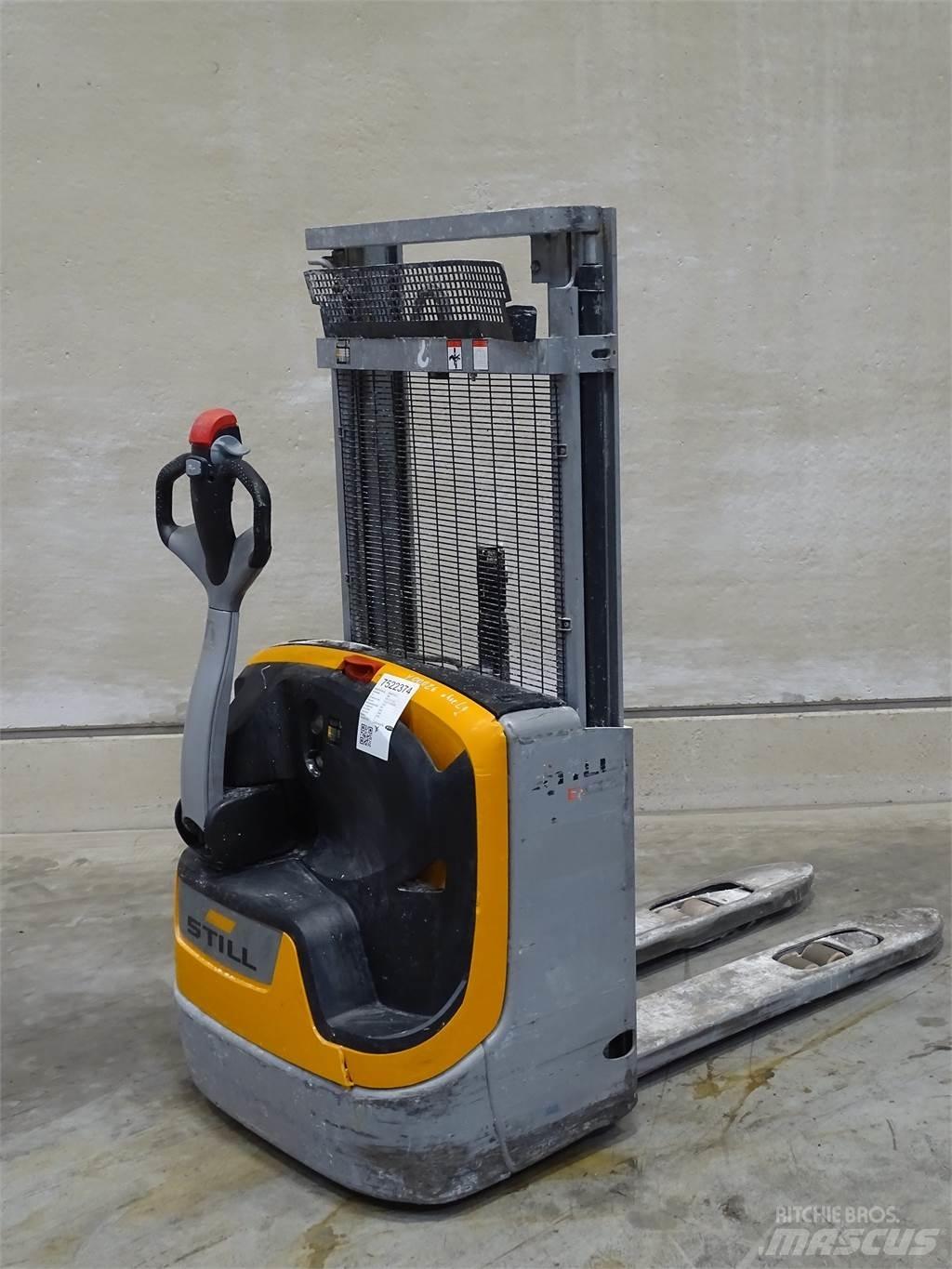 Still EXV12 Pedestrian stacker