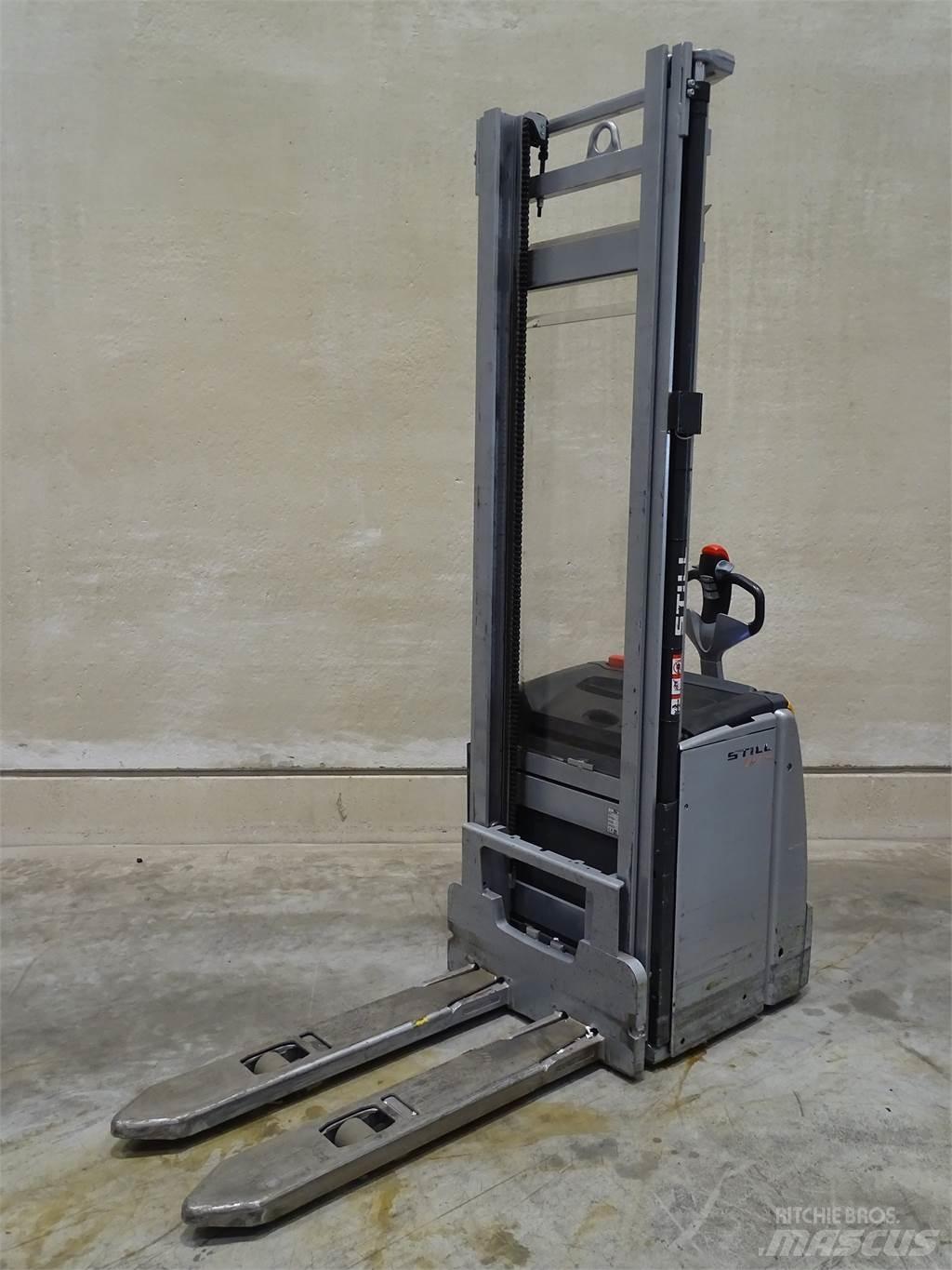 Still EXV14 Pedestrian stacker