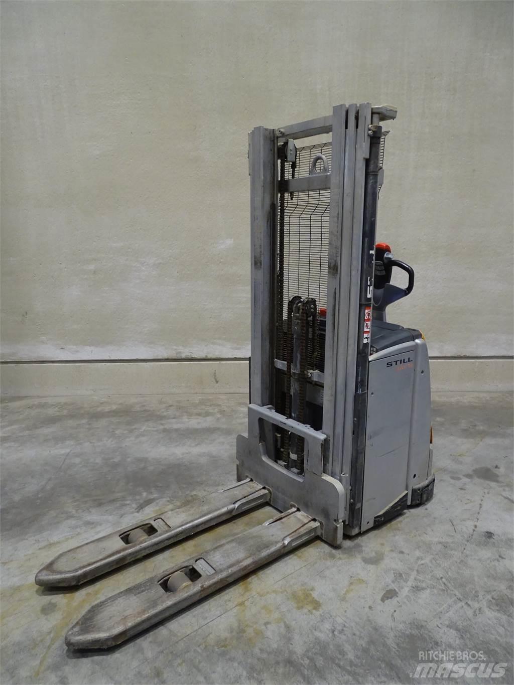Still EXV14 Pedestrian stacker