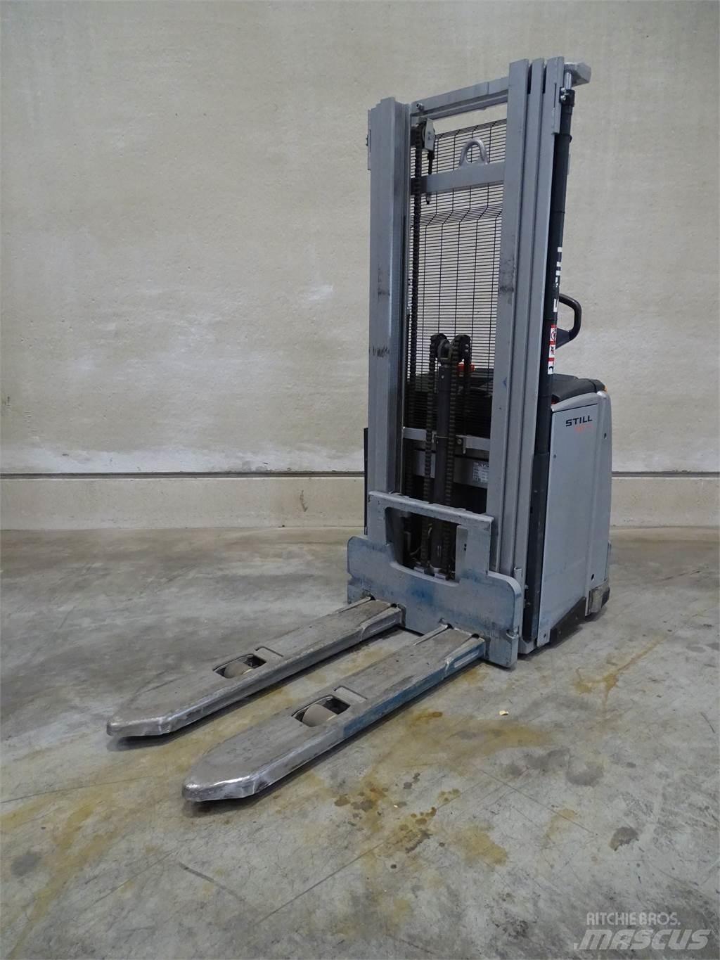 Still EXV14 Pedestrian stacker
