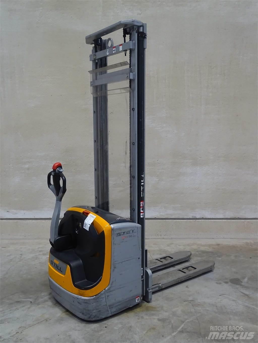 Still EXV14C Pedestrian stacker