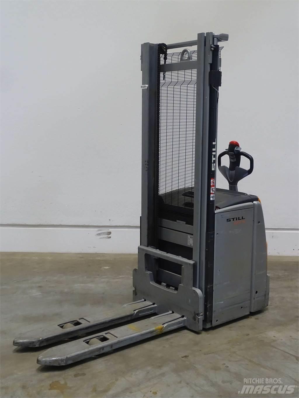 Still EXV16 Pedestrian stacker