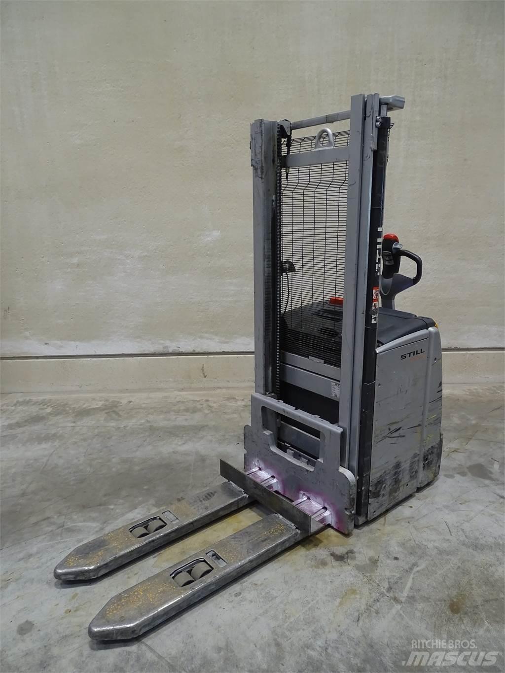 Still EXV16 Pedestrian stacker