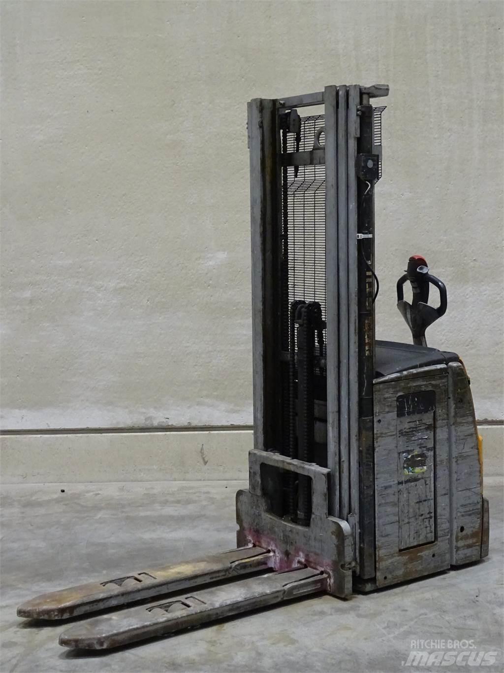 Still EXV16 Pedestrian stacker