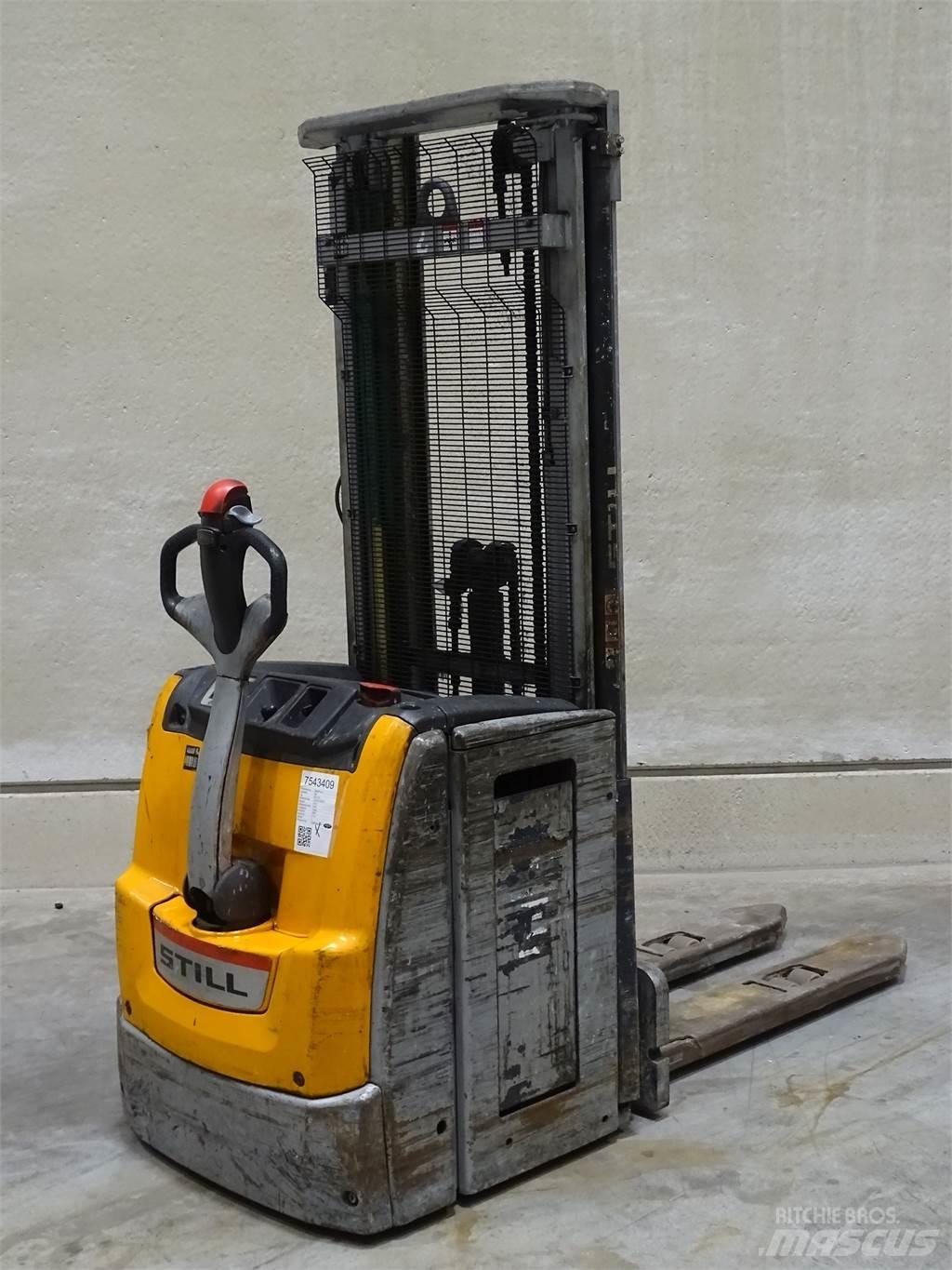 Still EXV16 Pedestrian stacker