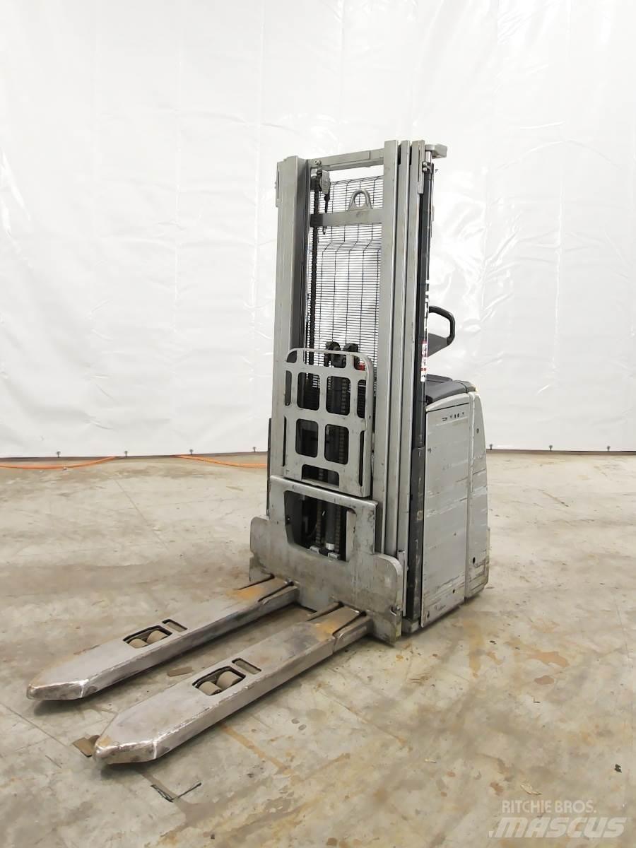 Still EXV16 Pedestrian stacker