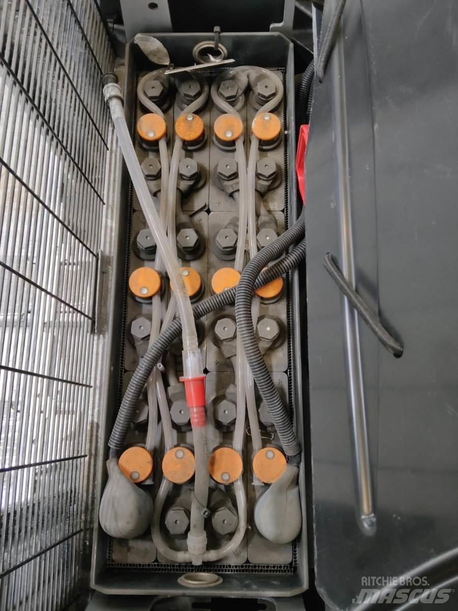 Still EXV16 Pedestrian stacker