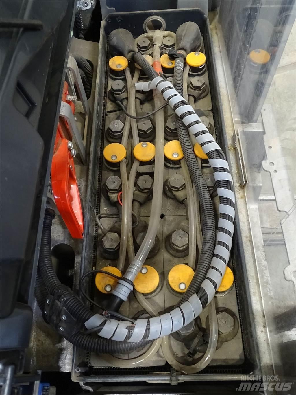 Still EXV16I Pedestrian stacker