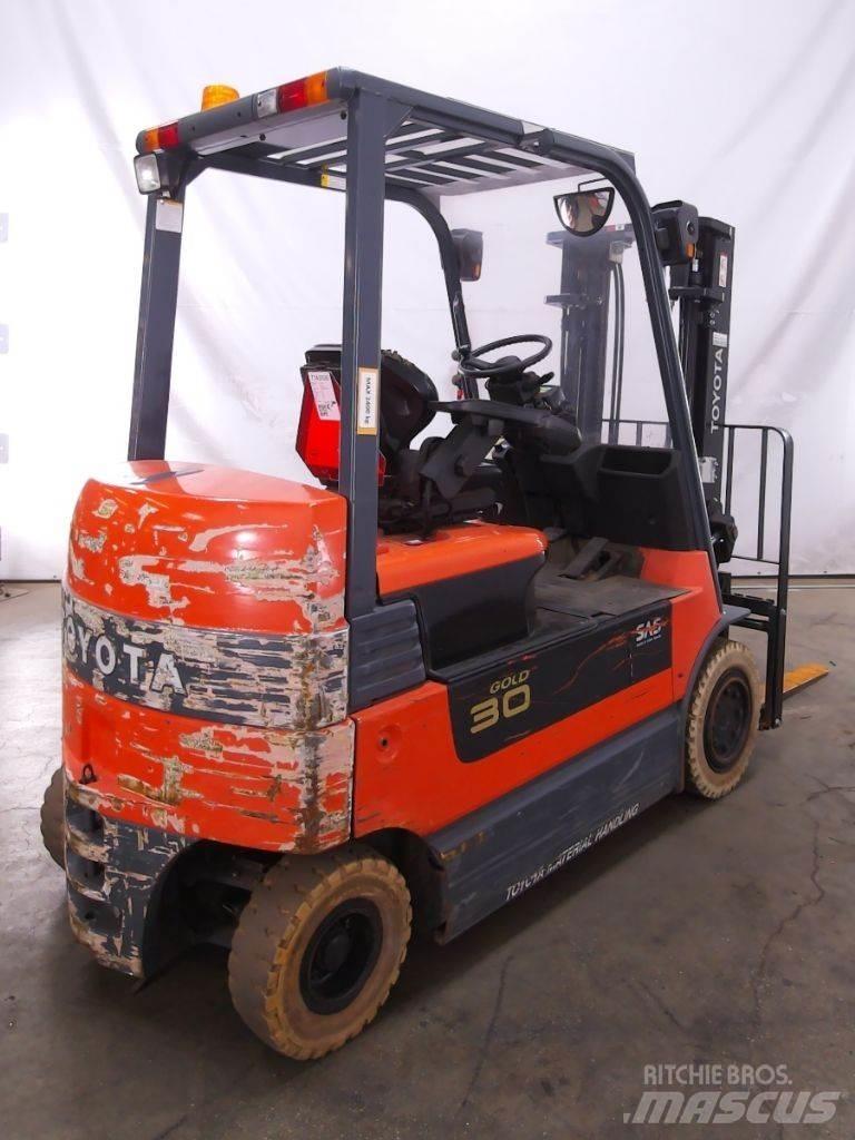 Toyota 7FBMF30 Electric Forklifts