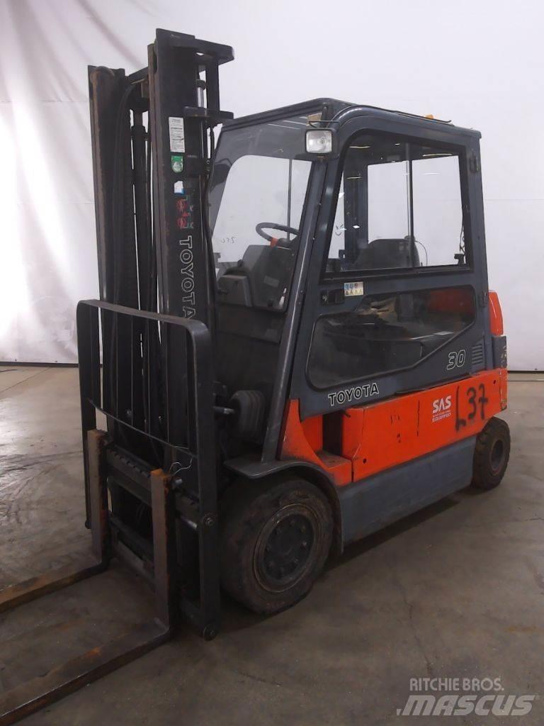 Toyota 7FBMF30 Electric Forklifts