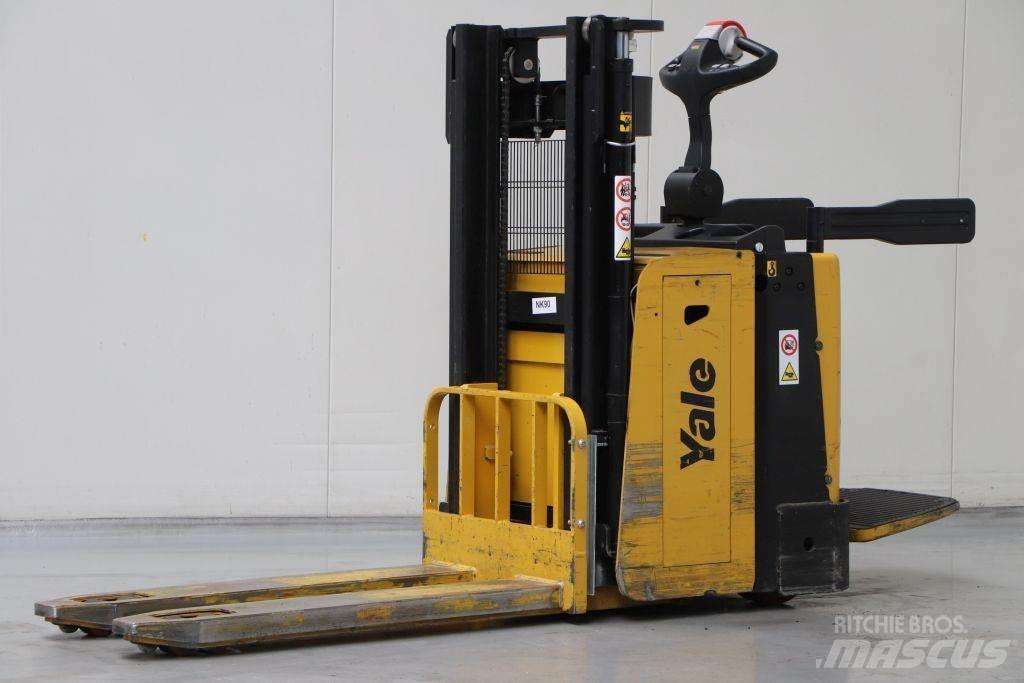 Hyster MP20XD Pedestrian stacker