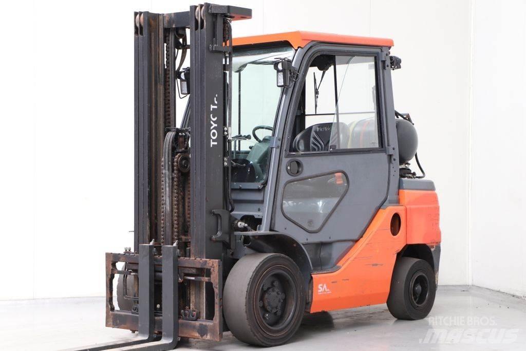 Toyota 02-8FGF30 LPG trucks
