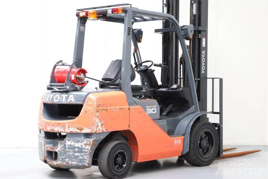 Toyota 02-8FGF30 LPG trucks
