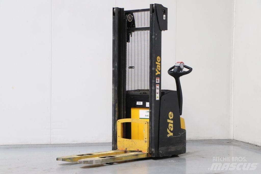 Yale MS12 Pedestrian stacker