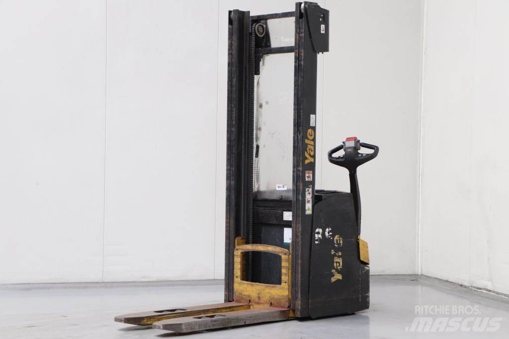 Yale MS20 Pedestrian stacker