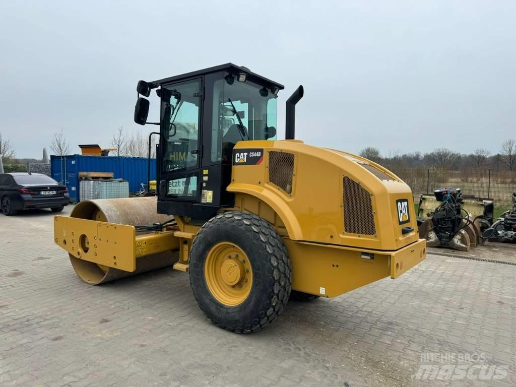 CAT CS44B Single drum rollers