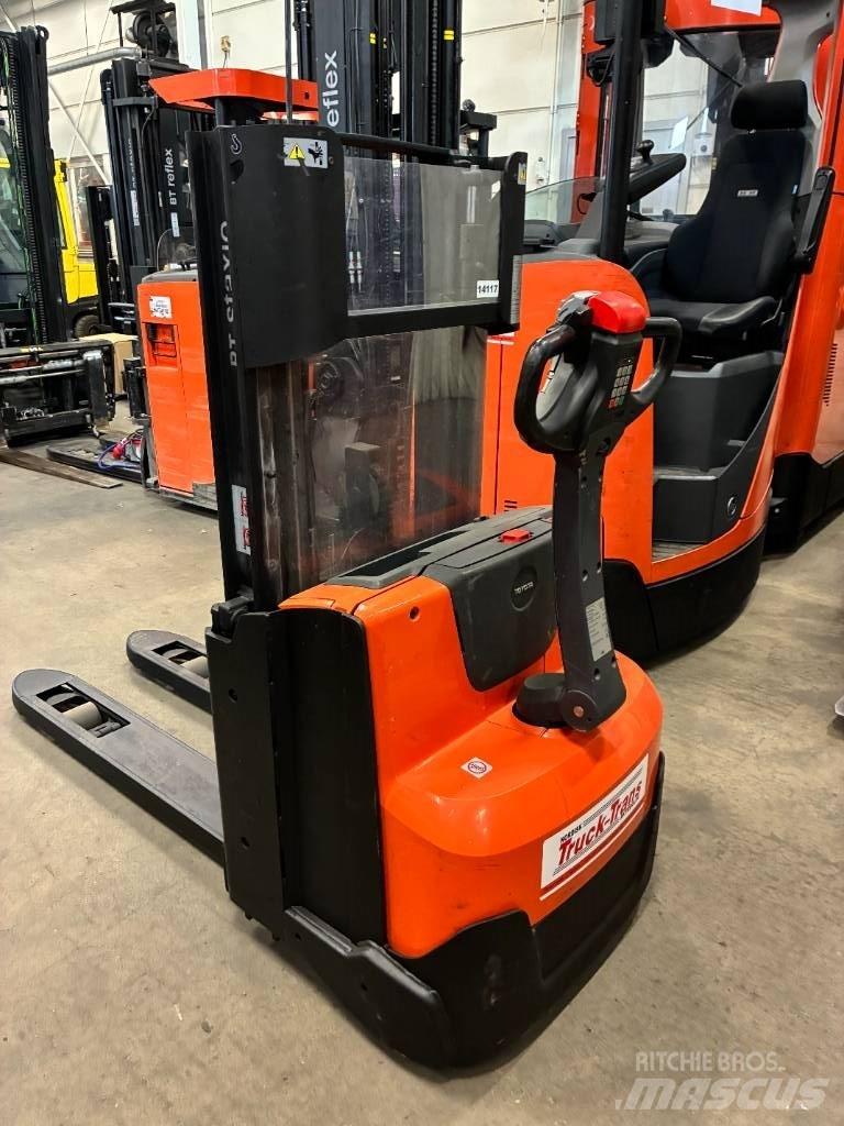Toyota SWE120L Pedestrian stacker