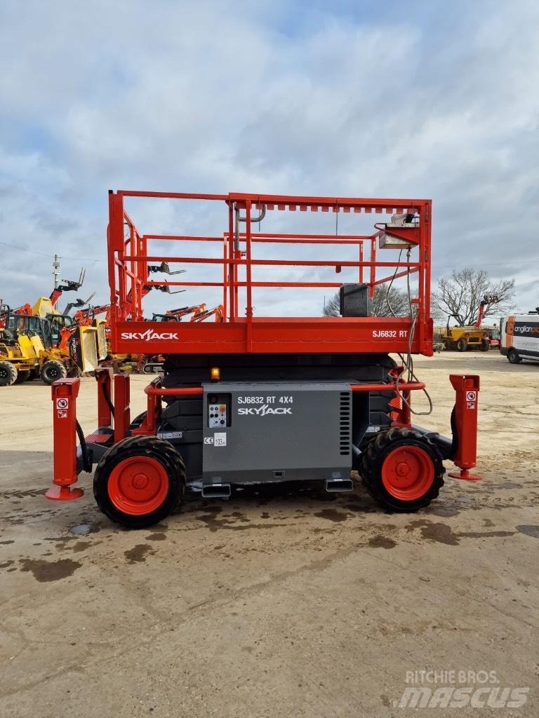 SkyJack SJ 6832 RT Scissor Lifts
