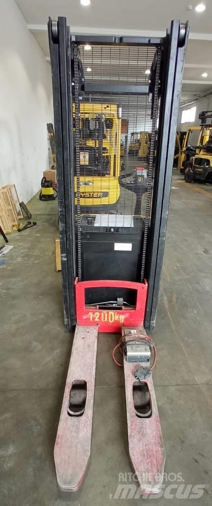 Hyster S 1.2 Manual Pallet Stacker