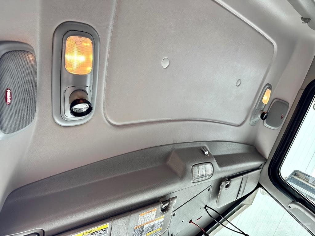 Peterbilt 389 Conventional Trucks / Tractor Trucks