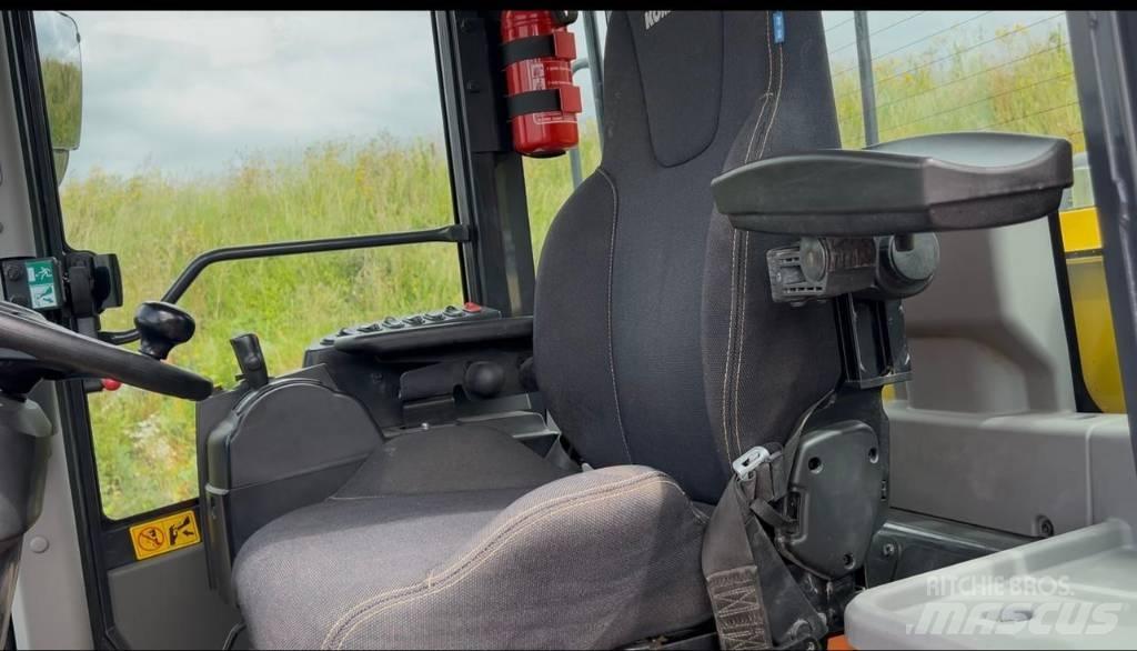 Komatsu WA470-8 Wheel Loaders