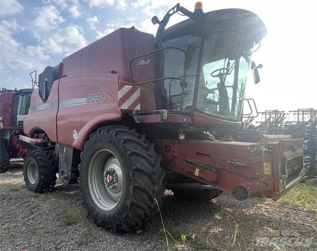 Case IH 8230 AF Combine Harvesters