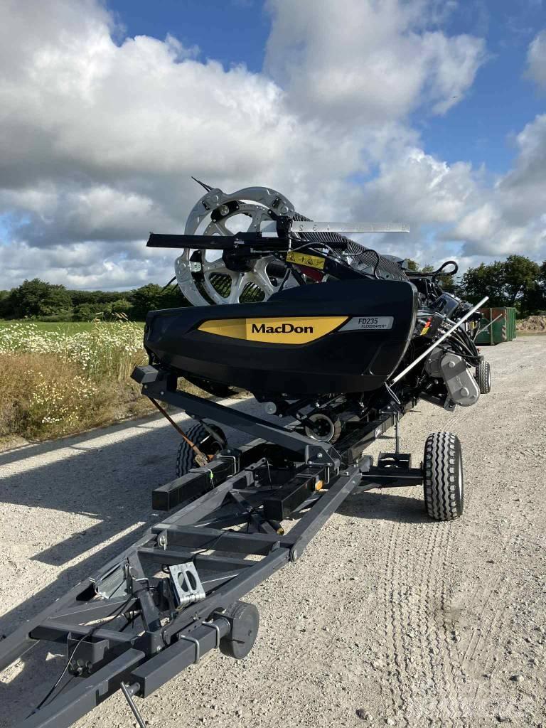 MacDon FD235 Harvester Headers