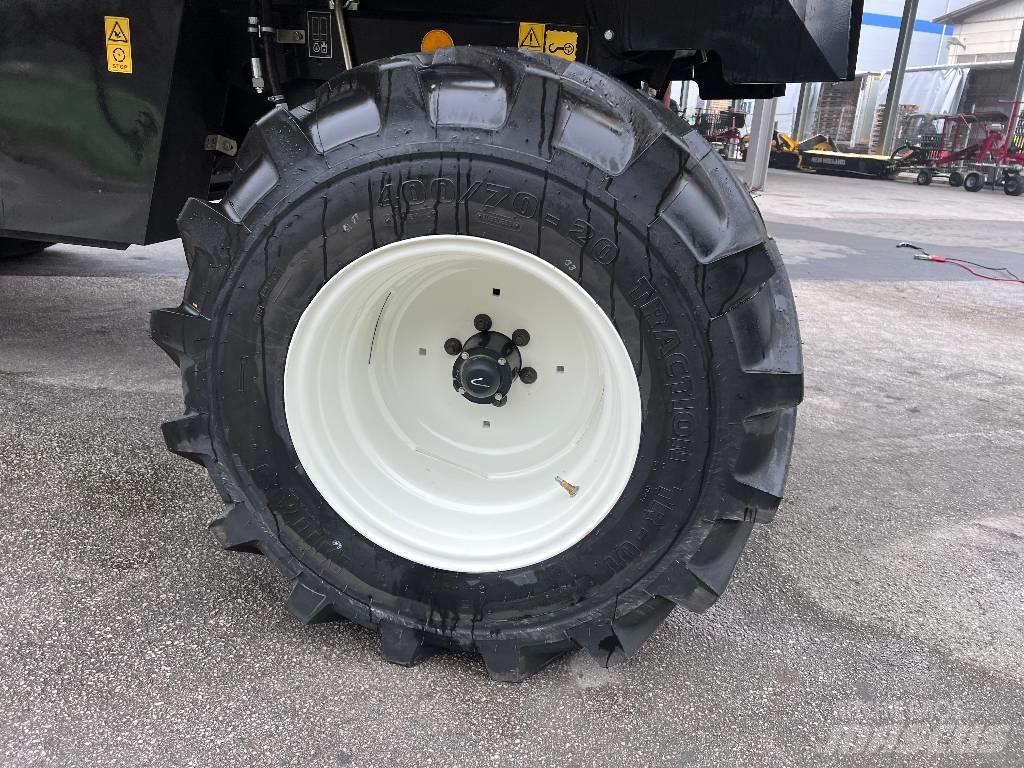 New Holland TC 4.90 Combine Harvesters