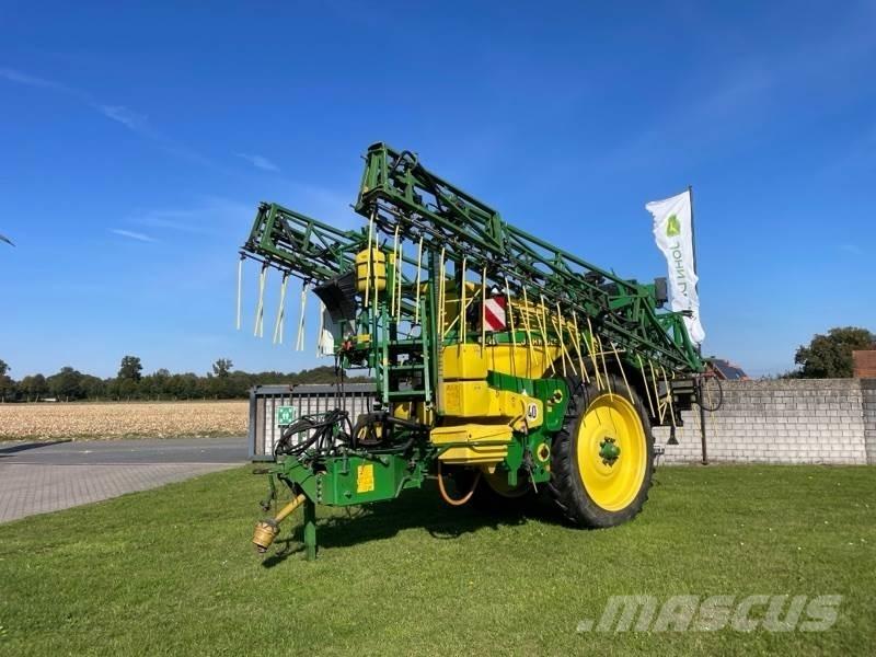 John Deere 824 Trailed sprayers
