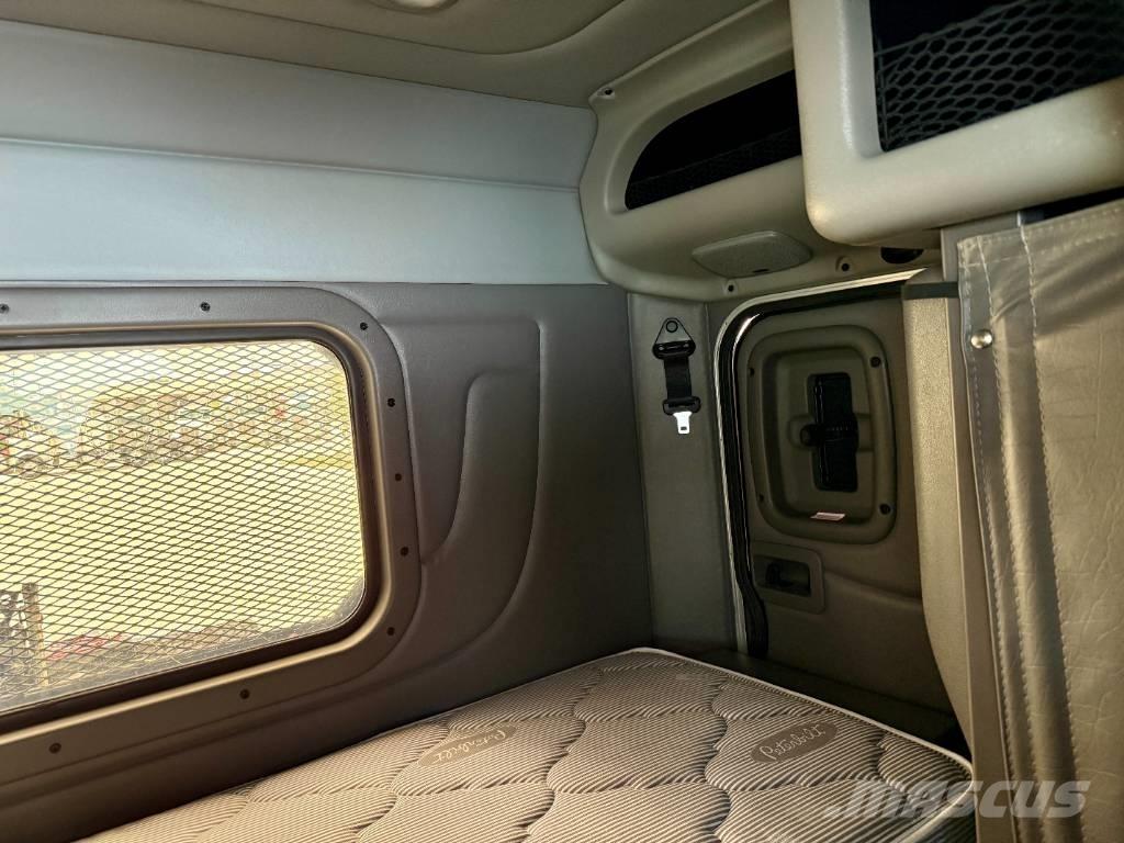 Peterbilt 389 Conventional Trucks / Tractor Trucks