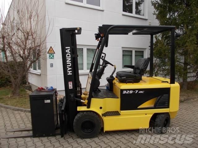 Hyundai 32 B-7 Electric Forklifts
