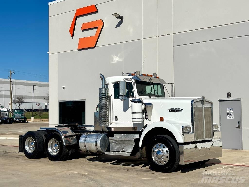 Kenworth W 900 Conventional Trucks / Tractor Trucks