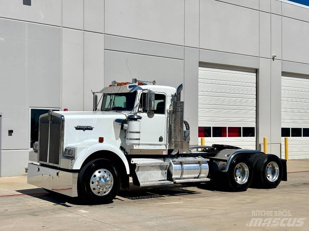Kenworth W 900 Conventional Trucks / Tractor Trucks