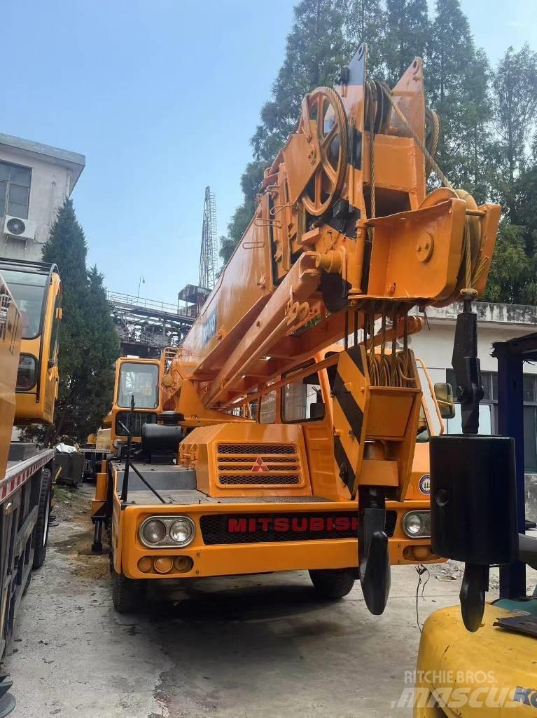 Kato KA 300 E Rough Terrain Cranes