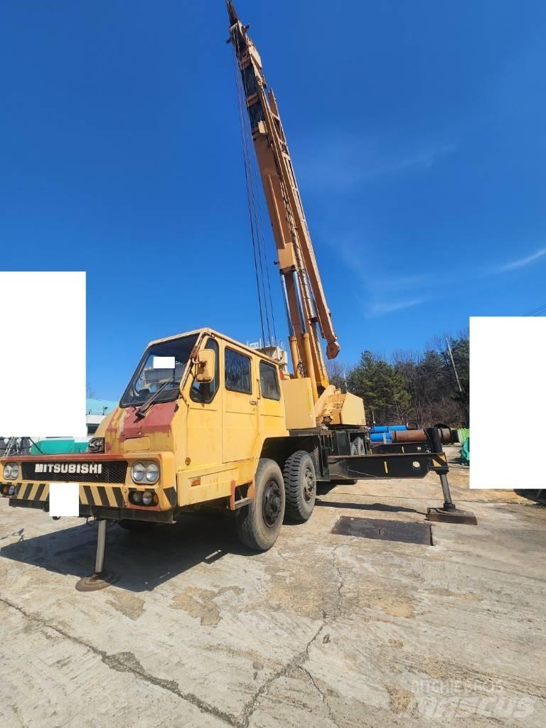 Hyundai HC 50 Mobile and all terrain cranes