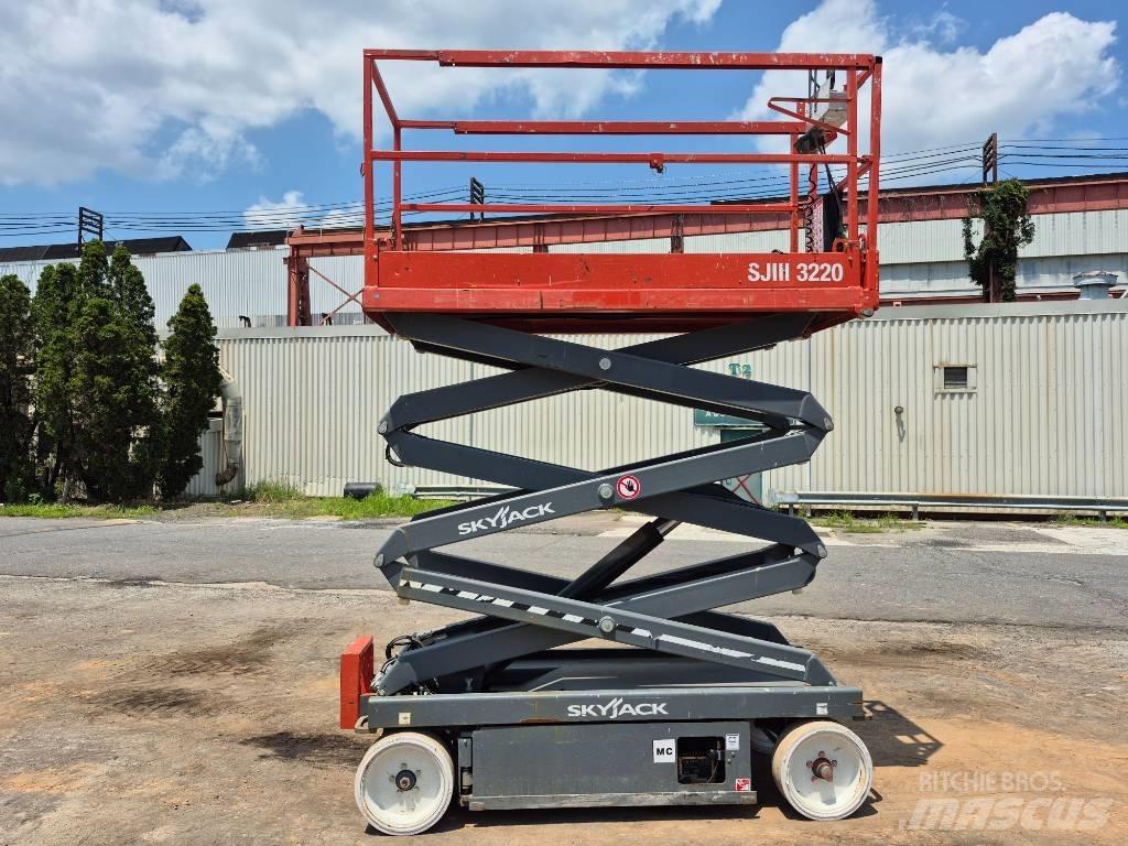SkyJack SJ 3220 Scissor Lifts
