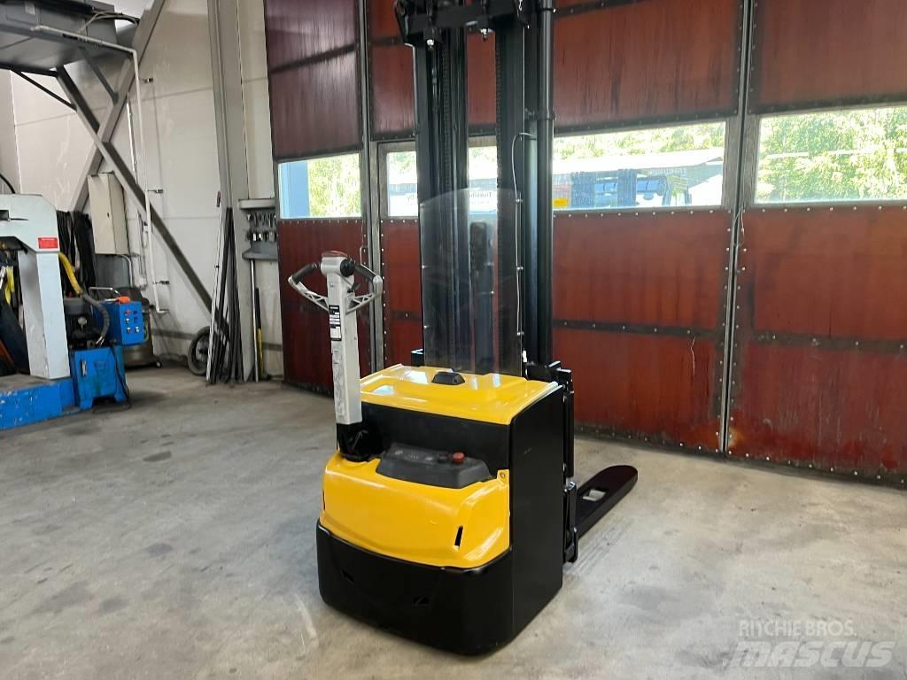 CAT NSP16N2 Manual Pallet Stacker