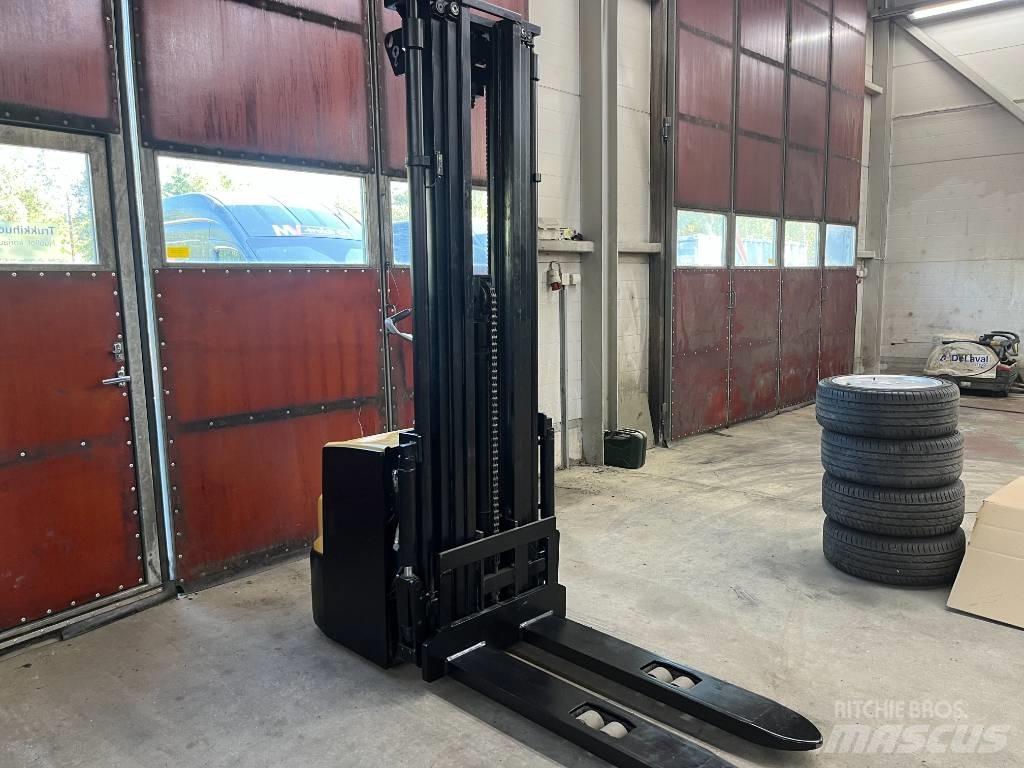 CAT NSP16N2 Manual Pallet Stacker