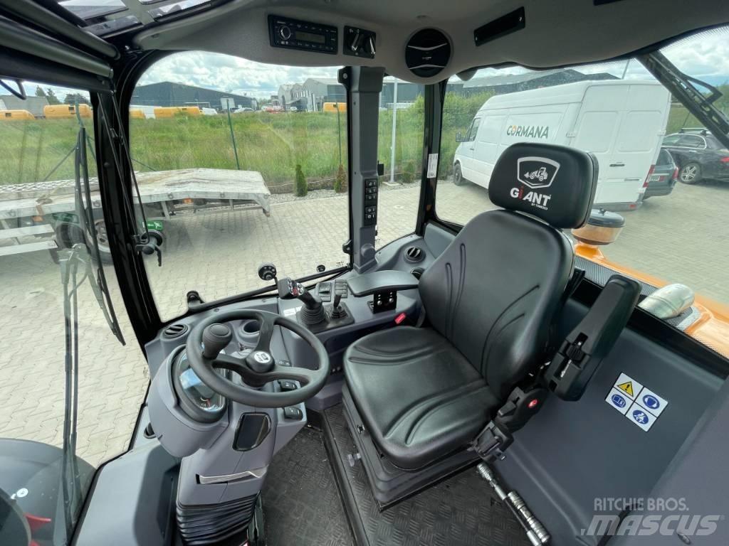 GiANT g5000 Multi purpose loaders