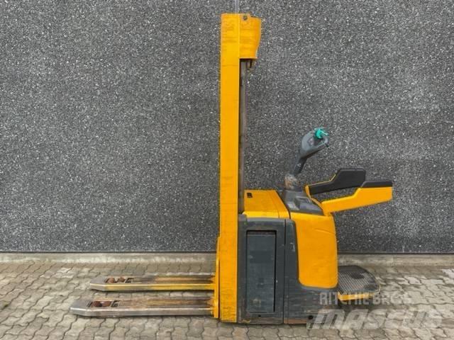 Jungheinrich ERC 216 Self Propelled Stackers