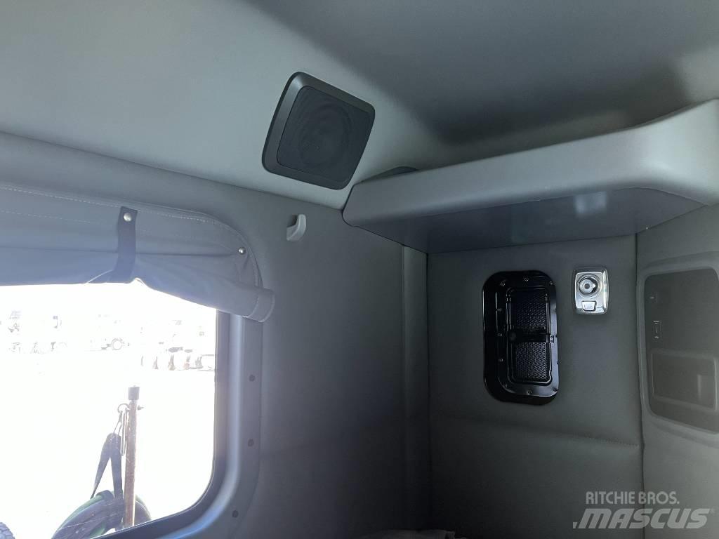 Kenworth W 990 Conventional Trucks / Tractor Trucks